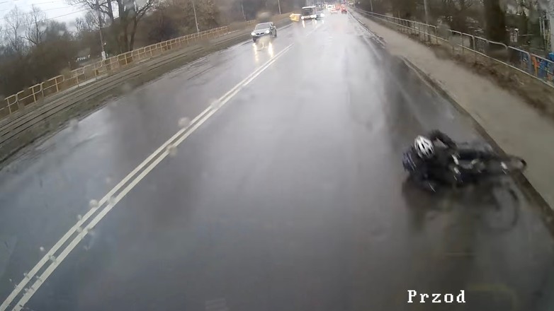 Rowerzysta zjechał na jezdnię wprost pod autobus miejski