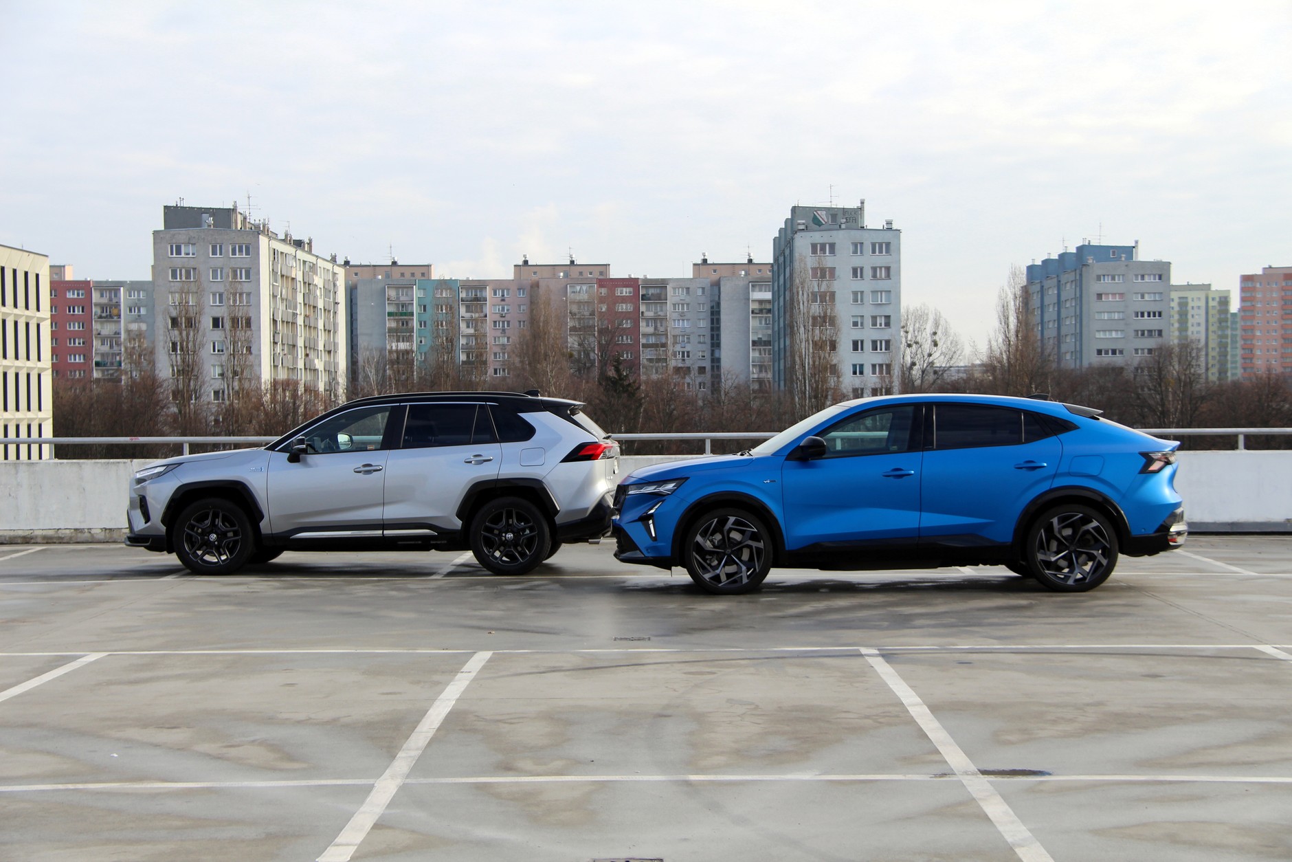 Renault Rafale E-Tech 300 kontra Toyota RAV4 Plug-In Hybrid