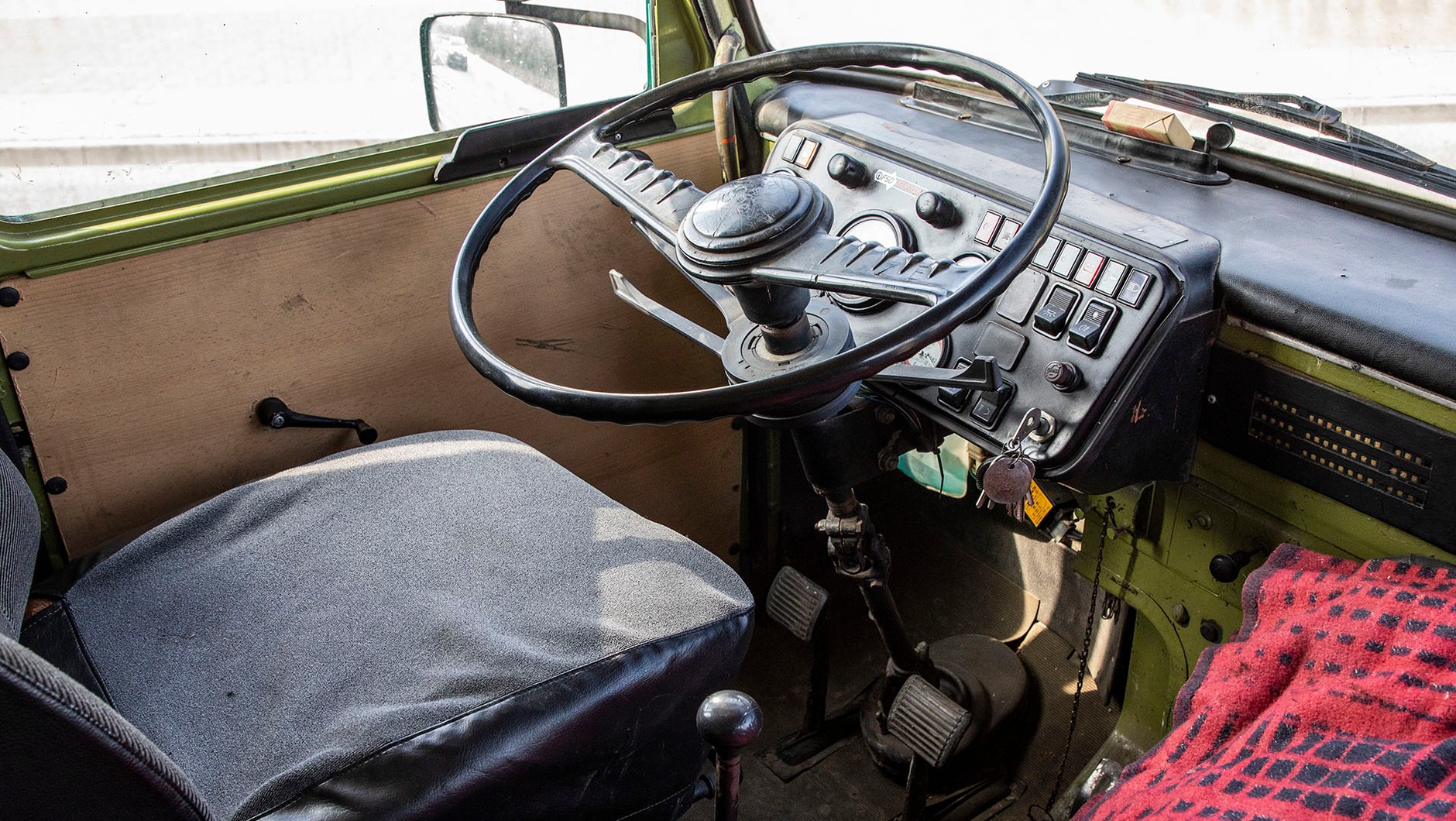 Gigantyczne kierownice w starych ciężarówkach i autobusach były obowiązkiem. Bez tego nie dałoby się nimi sterować 