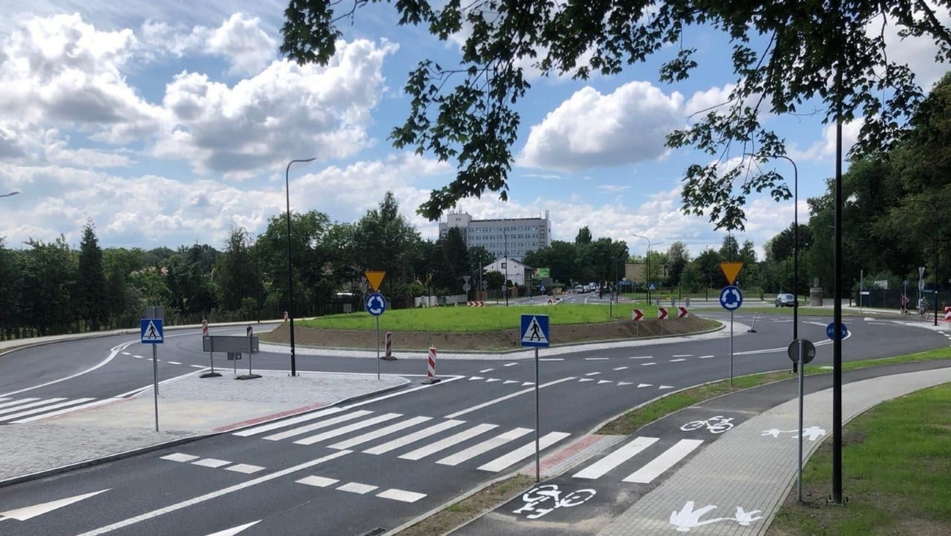 W zajęciu odpowiedniego pasa na rondzie pomagają znaki poziome, czyli linie i strzałki namalowane na asfalcie 