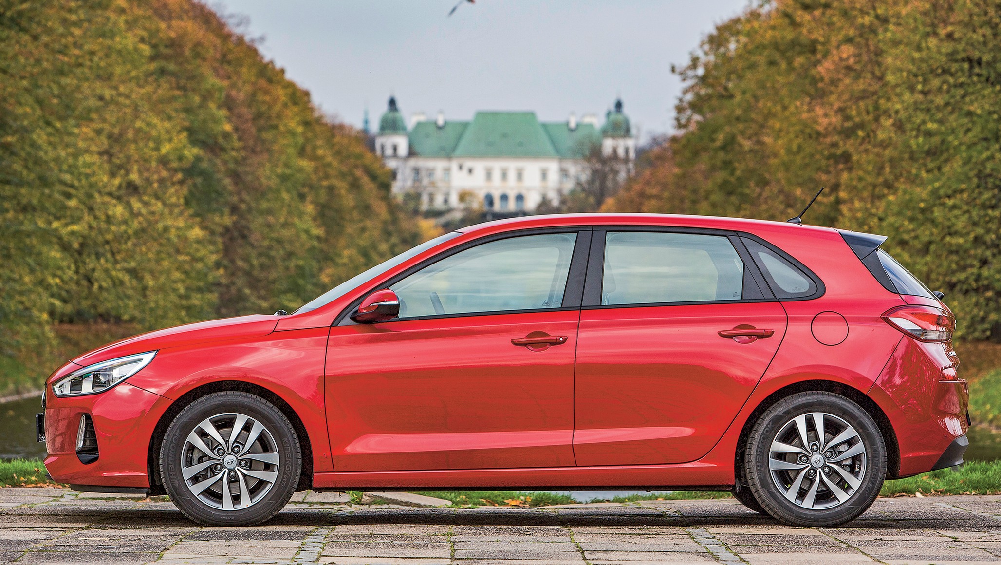 Hyundai i30 typoszeregu PD (tak jak i bliźniacza Kia Ceed) projektowane było w Europie (Niemcy). Kompakt Hyundaia bardzo dobrze łączy precyzję oraz komfort prowadzenia, co poniekąd tłumaczy jego powodzenie na rynku flotowym (choć swoje zrobiły też 5-letnia gwarancja i niezła cena).