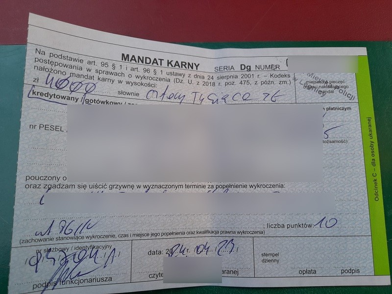 Za bardzo wierzył w swój samochód. Wylądował na barierach