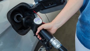 Olej napędowy mocno podrożał, w hurcie wyprzedził benzynę. Czy na długo?