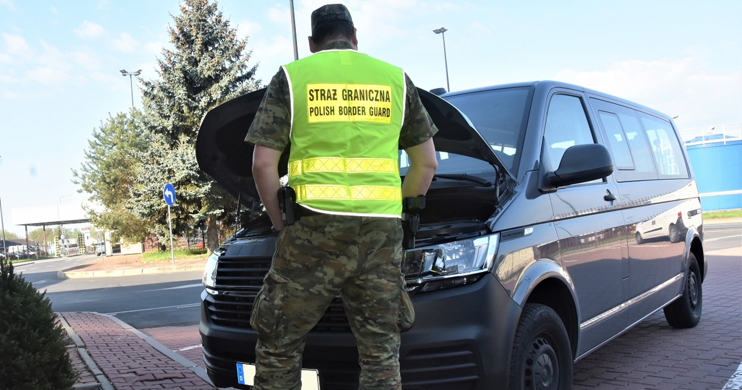 Funkcjonariusz Straży Granicznej przy samochodzie