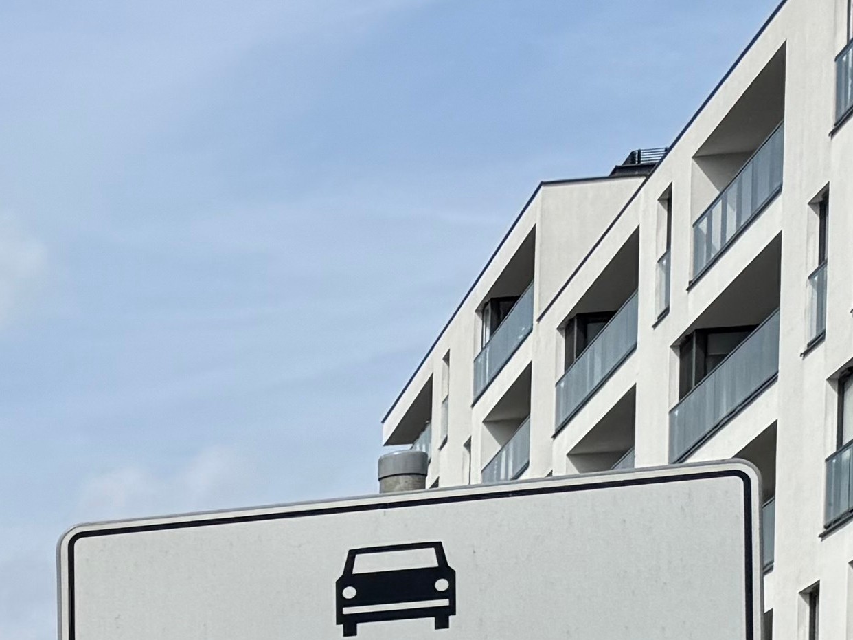 Strefa ruchu najwyraźniej obejmuje w tym miejscu większy teren – to dla kierowców wjeżdżających na jeden z głębiej położonych parkingów może być mylące