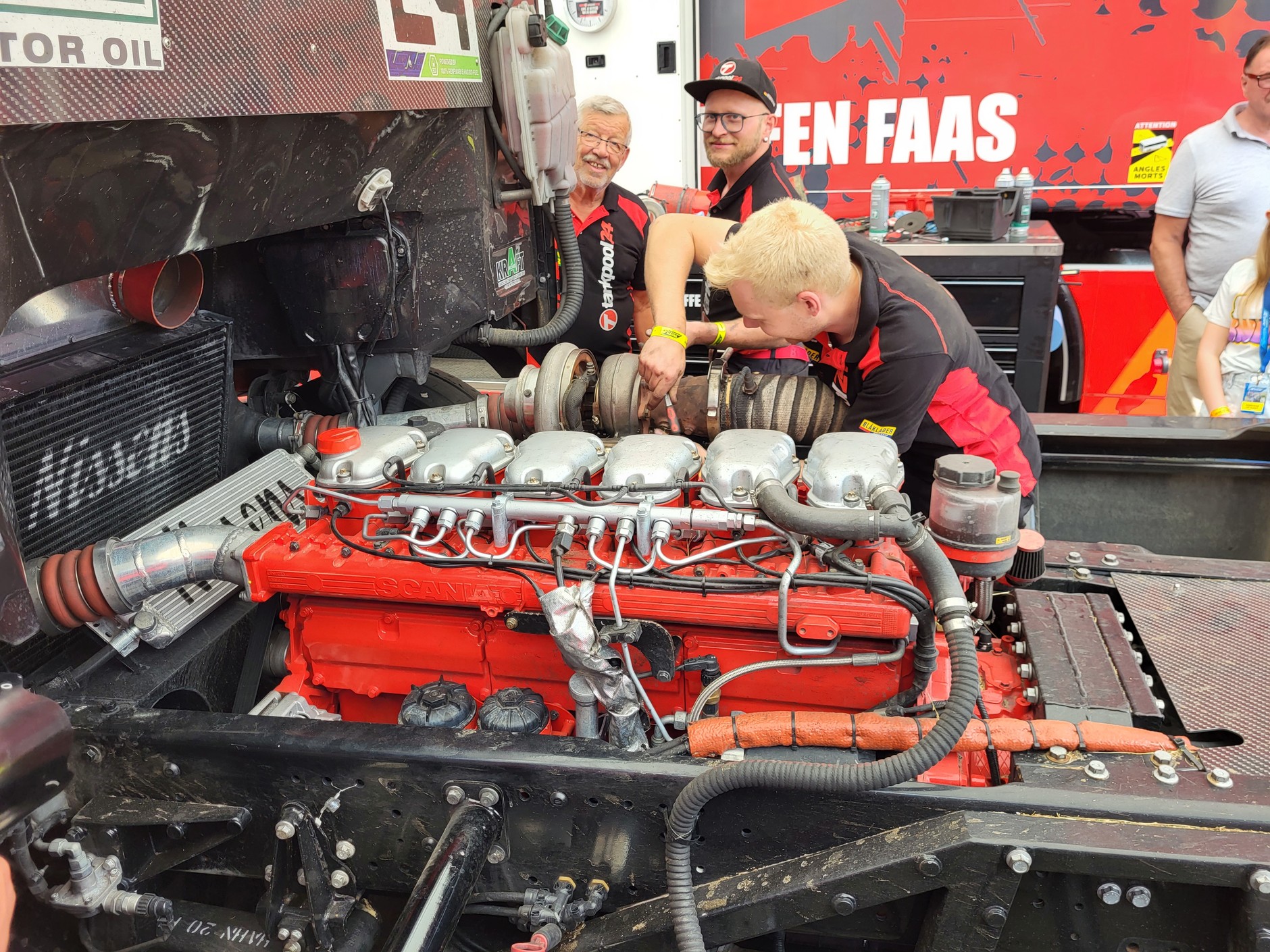 W wyścigowych ciężarówkach silnik jest cofnięty w porównaniu do ciężarówek seryjnych – to poprawia rozkład mas. Bazą silnika jest fabryczna jednostka z pojazdu użytkowego.