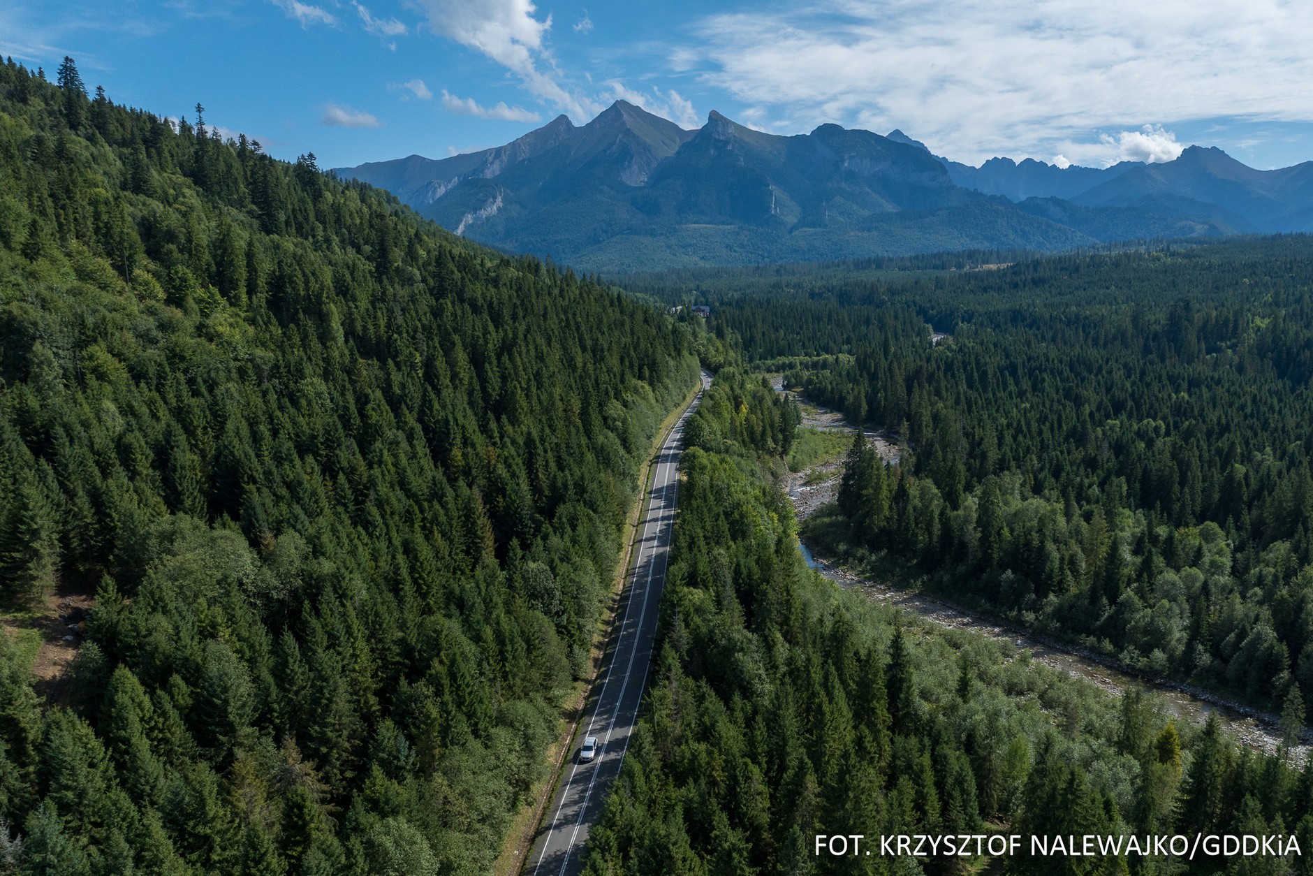 DK49 Jurgów, tuż przed granicą ze Słowacją przebiega na wysokości 858 m npm