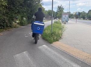 Motorowerem na ścieżce rowerowej? Nie wolno, ale można. Policja bezradna