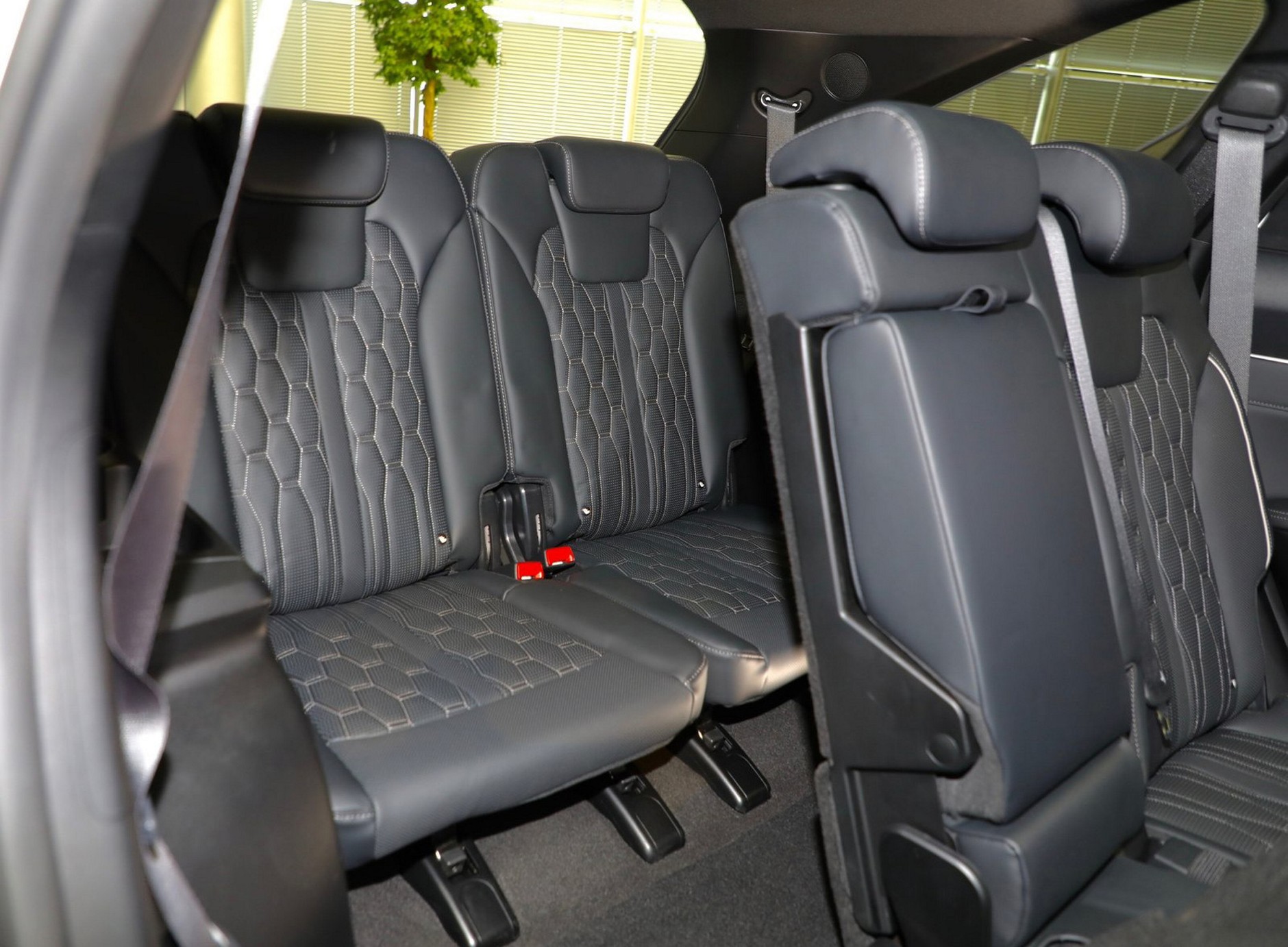 26. Kia Sorento – cena modelu 3. generacji (2015-2020) od 149 900 zł . Trzeci rząd siedzeń seryjny.