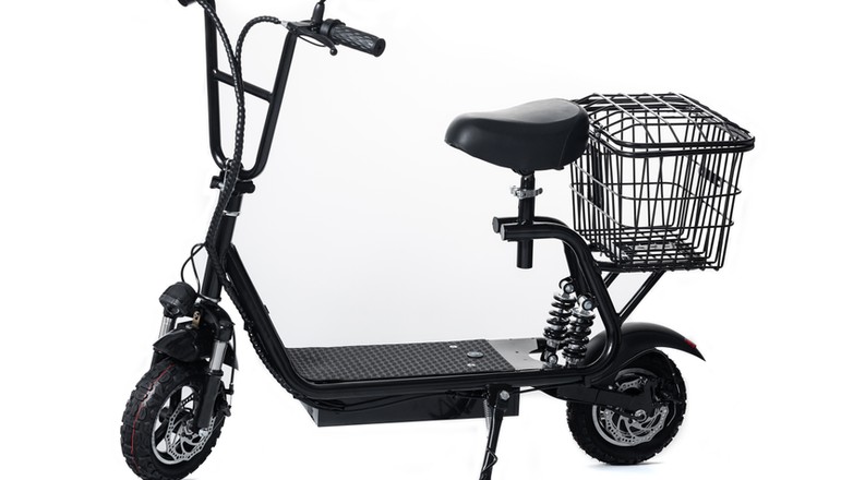 Ten pojazd wygląda (prawie) jak hulajnoga elektryczna, ale nią nie jest