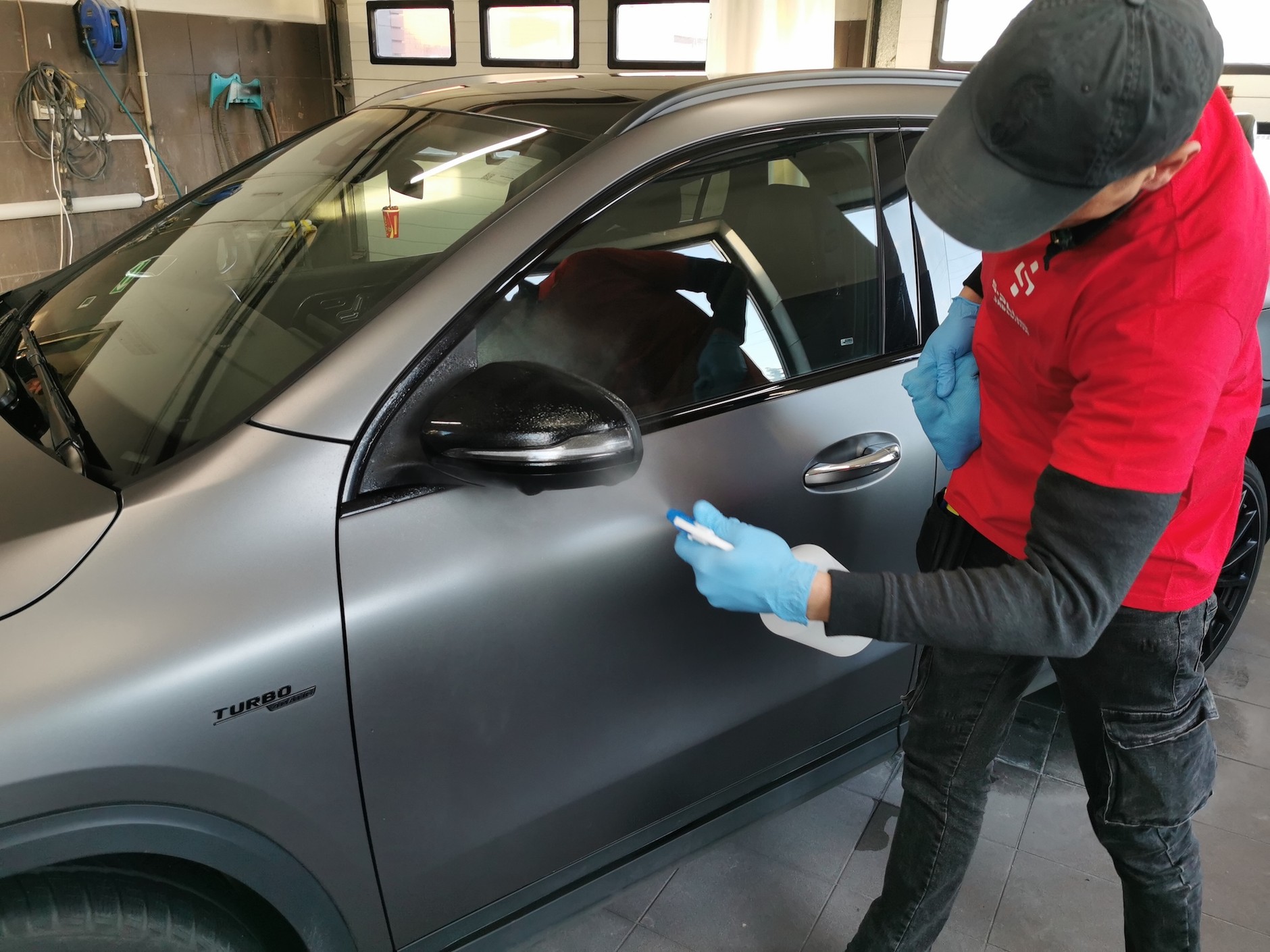 Folia PPF: przed naklejeniem jej trzeba bardzo dokładnie odtłuścić samochód. Warstwa wosku albo powłoka ceramiczna na lakierze jest przeciwwskazaniem do naklejania folii