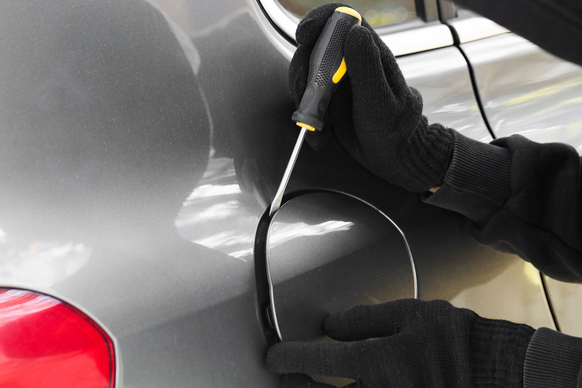 To się nie uda! Otwieranie klapki scyzorykiem czy śrubokrętem kończy się zwykle połamaniem plastików i porysowaniem lakieru. Szkody: lekko licząc ok. 2 tys. zł