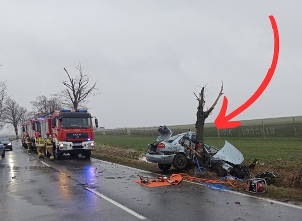 Dramatyczny wypadek na Dolnym Śląsku. Od uderzenia Volvo aż wygięło się w łuk