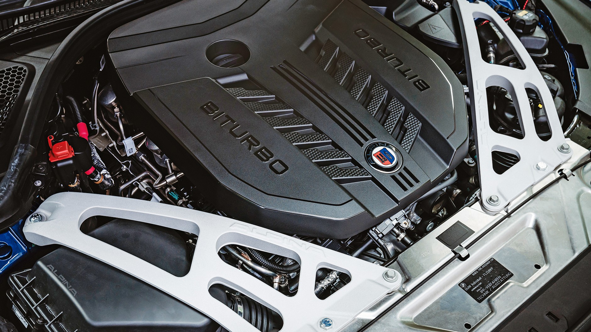 Powyżej: dodatkowo usztywniona komora silnika mieści mocne 3.0 R6 biturbo