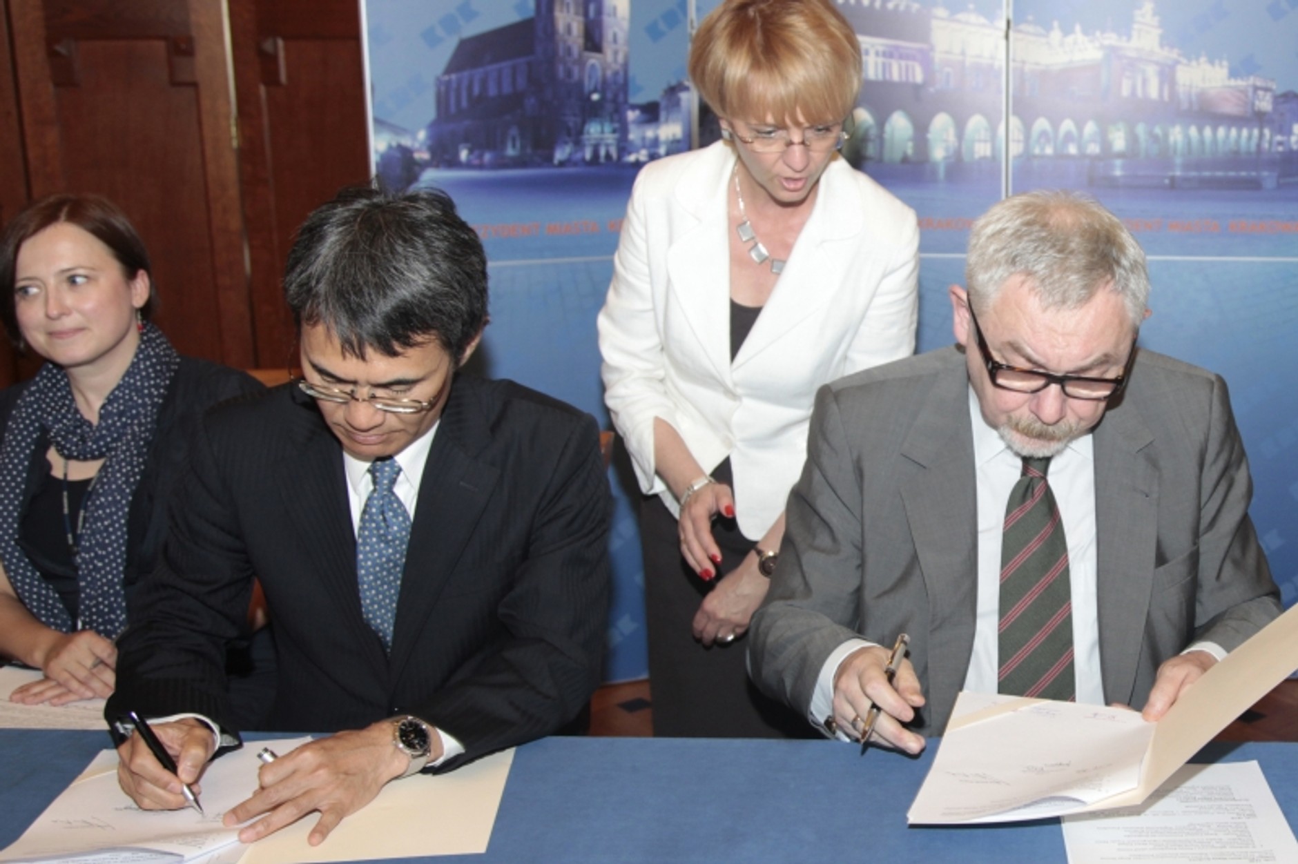 Przywileje dla aut hybrydowych i elektrycznych. W Polsce!