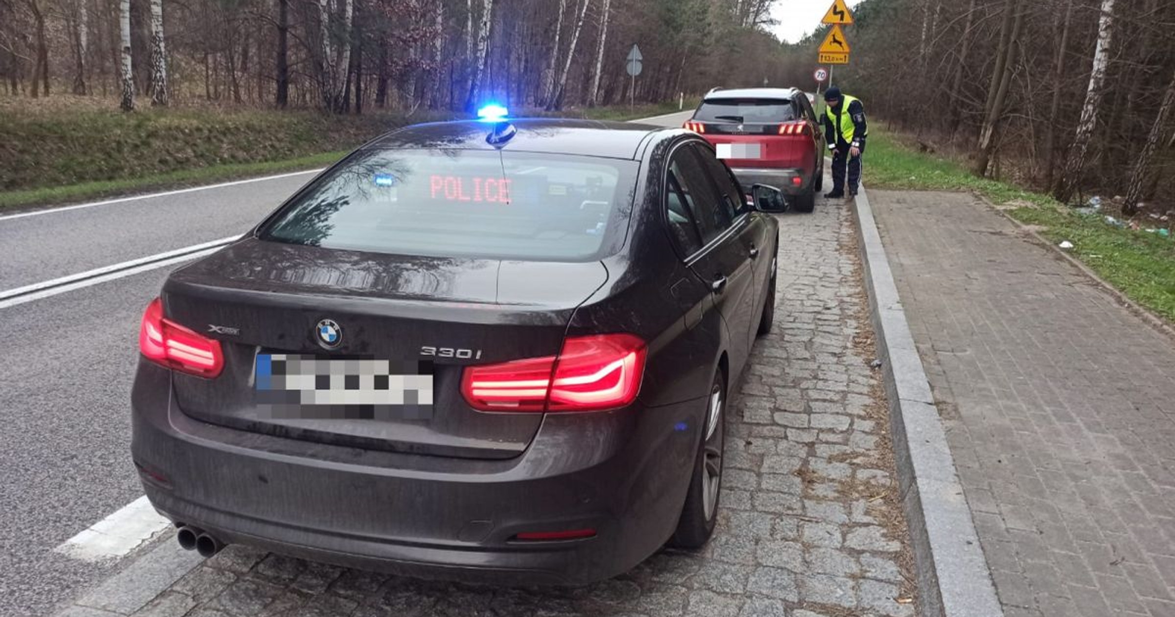 Ostrzegał innych kierowców przed kontrolą. Ostrzegł też nieoznakowany radiowóz