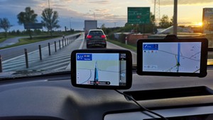 Tablet czy tradycyjna nawigacja? Navitel kontra TomTom