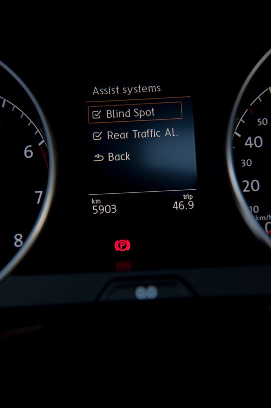 Liczne systemy bezpieczeństwa a wśrod nich zastosowane po raz pierwszy w VW Golfie: Blind Spot Sensor i podgrzewanie kierownicy