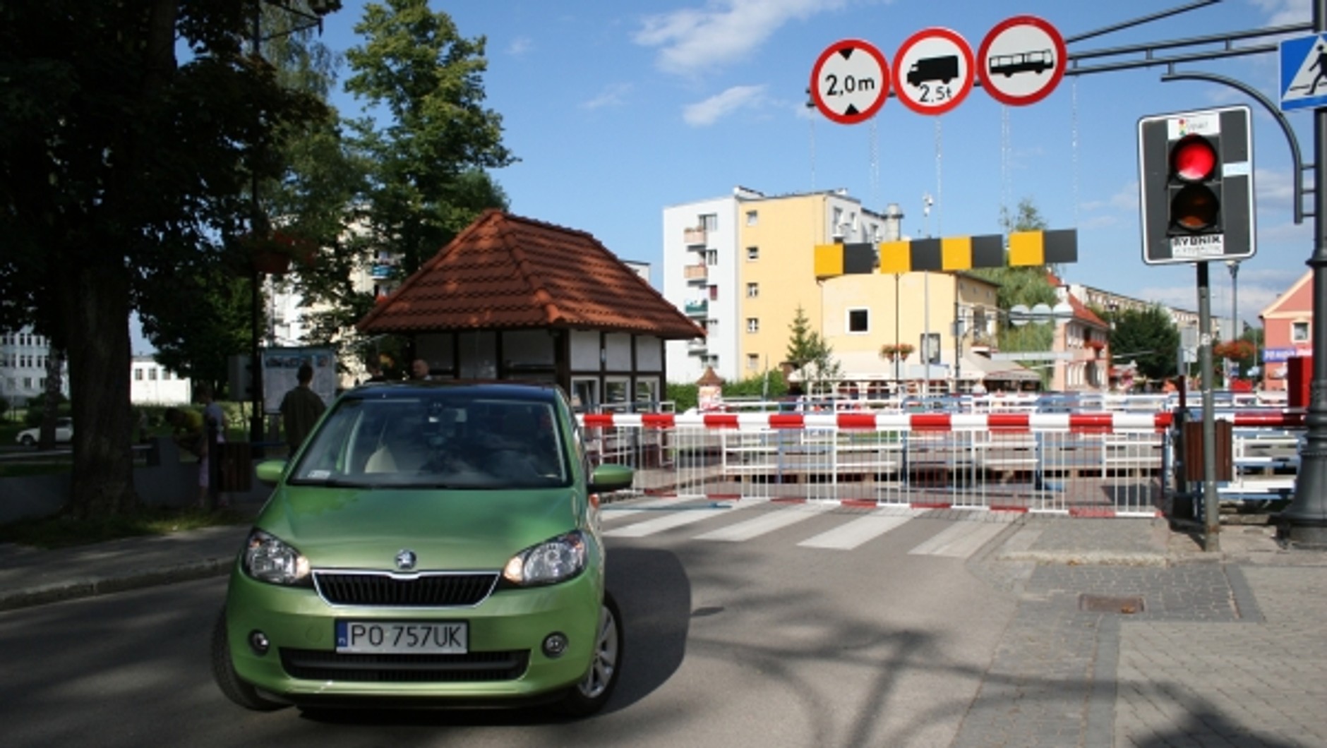 Skoda Citigo przed zamkniętym mostem w Giżycku