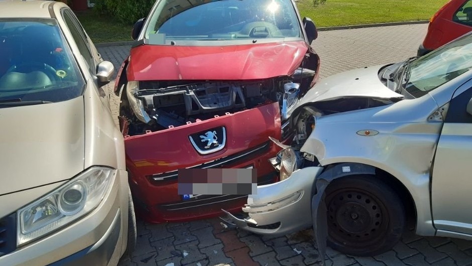 Kobieta, która miała prawo jazdy od 2 tygodni rozbiła dwa auta