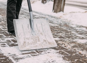 Kto powinien odśnieżyć chodnik? Unikniesz mandatu lub płacenia odszkodowania