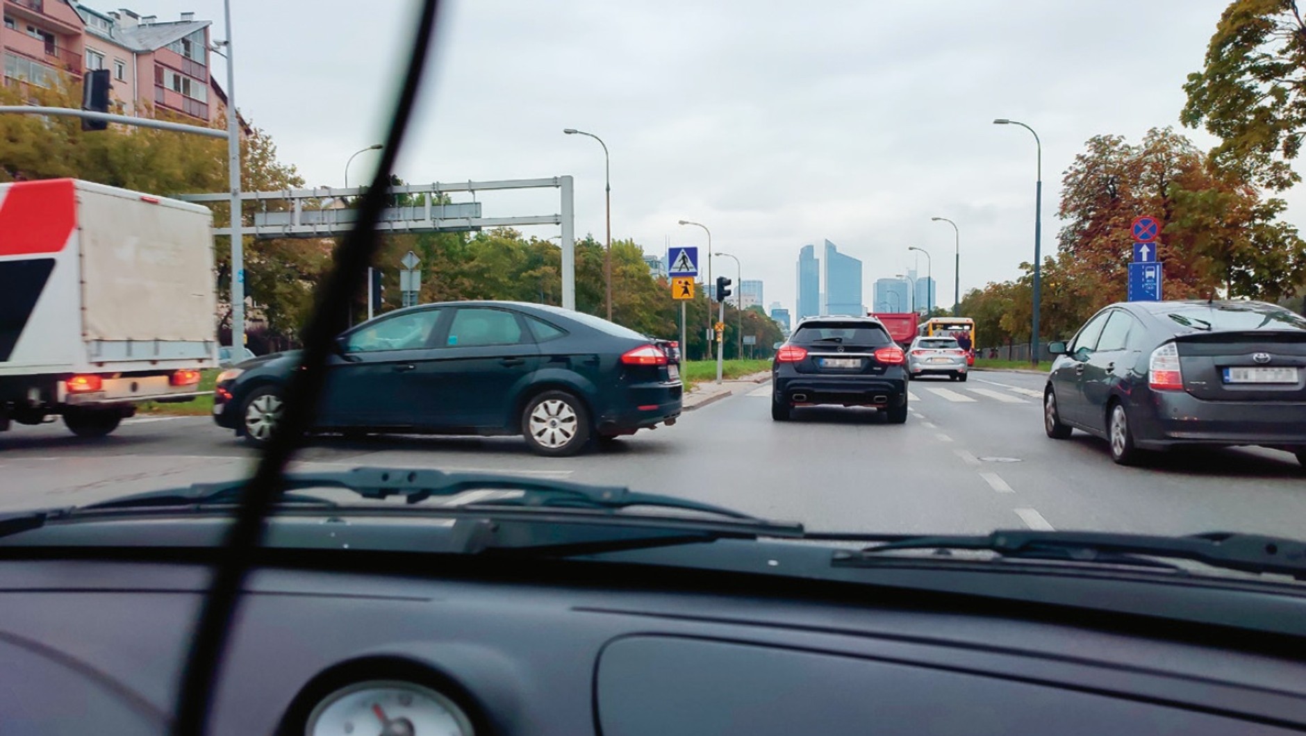 Kierowca auta z lewej strony nie za bardzo miał miejsce na kontynuowanie jazdy, ale pomimo to wjechał na skrzyżowanie. Mamy problem, ponieważ bezpieczne ominięcie tego samochodu wiąże się z koniecznością skorzystania z pasa sąsiedniego. Nie trąb – to nic nie da, a jedynie podniesie ciśnienie!