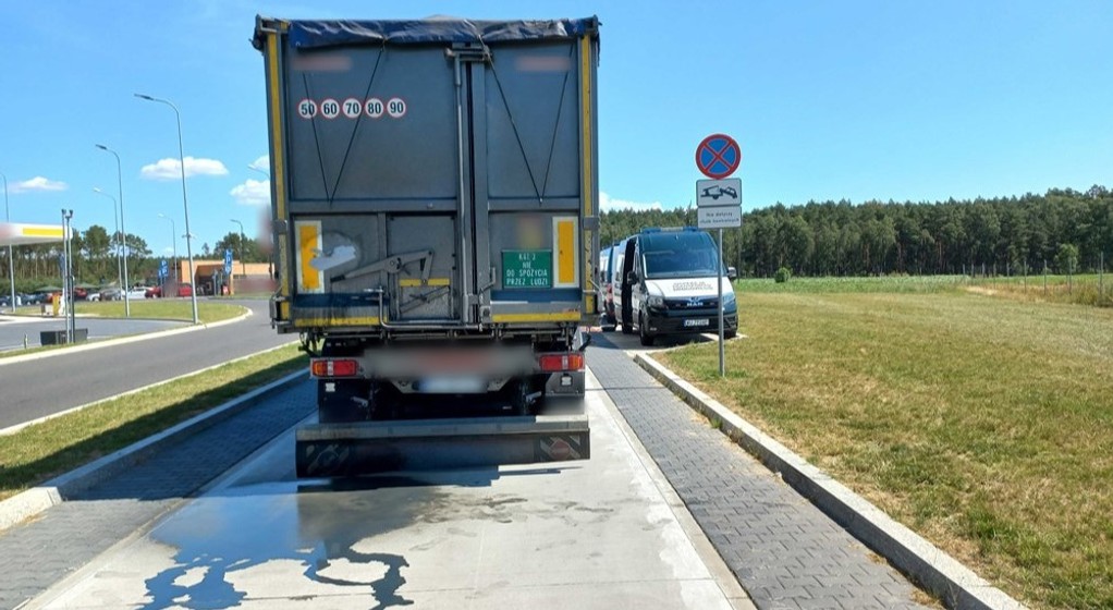 Odpady wyciekały z ciężarówki na drodze S3