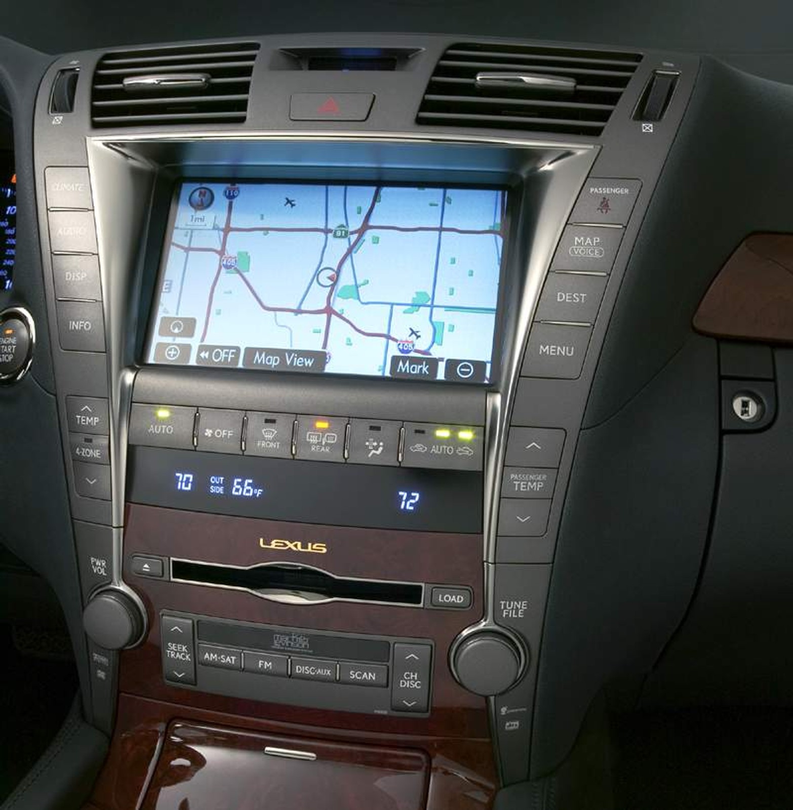 Lexus LS460 w japońskich salonach sprzedaży