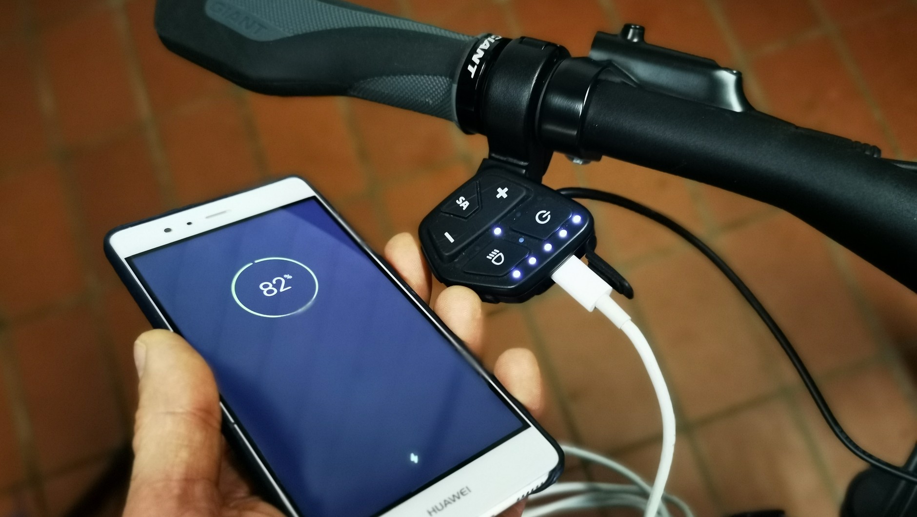 Niektóre rowery elektryczne, m.in. Giant, mają seryjnie montowane gniazdo USB-C, którym można zasilać różne urządzenia