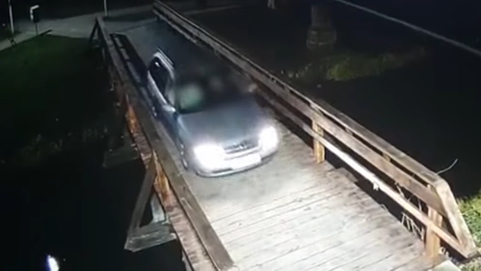 Młody kierowca wjechał na kładkę dla pieszych
