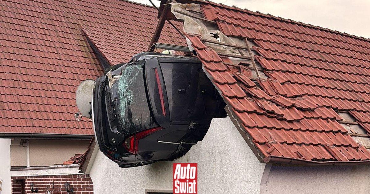 Potrącił dziecko skaczące na trampolinie i wbił się w dach stodoły
