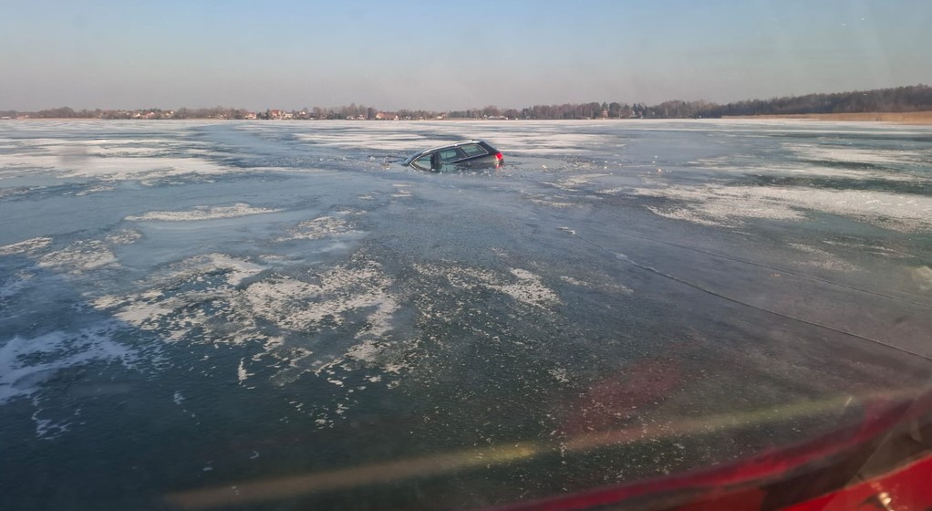 Lód załamał się pod autem na jeziorze Śniardwy