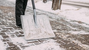 Kto powinien odśnieżyć chodnik? Unikniesz mandatu lub płacenia odszkodowania