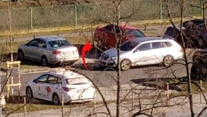 Mieszkaniec Warszawy wyjrzał przez okno. Od razu zadzwonił na policję 