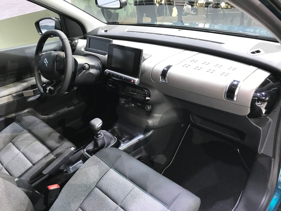 Przednią część deski wyłożono miękkim materiałem. Bliżej szyby oraz na wysokości schowka króluje twarde tworzywo. Citroen C4 Cactus