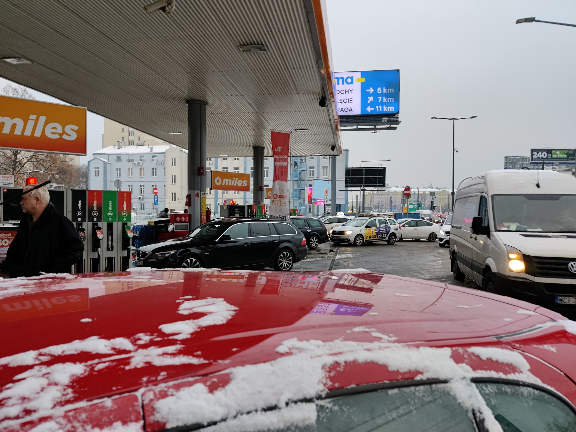 W zimie spędzamy więcej czasu na stacjach paliw