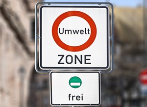Bez tej nalepki zapłacisz wysoki mandat. Jak się przygotować do wyjazdu do Niemiec?