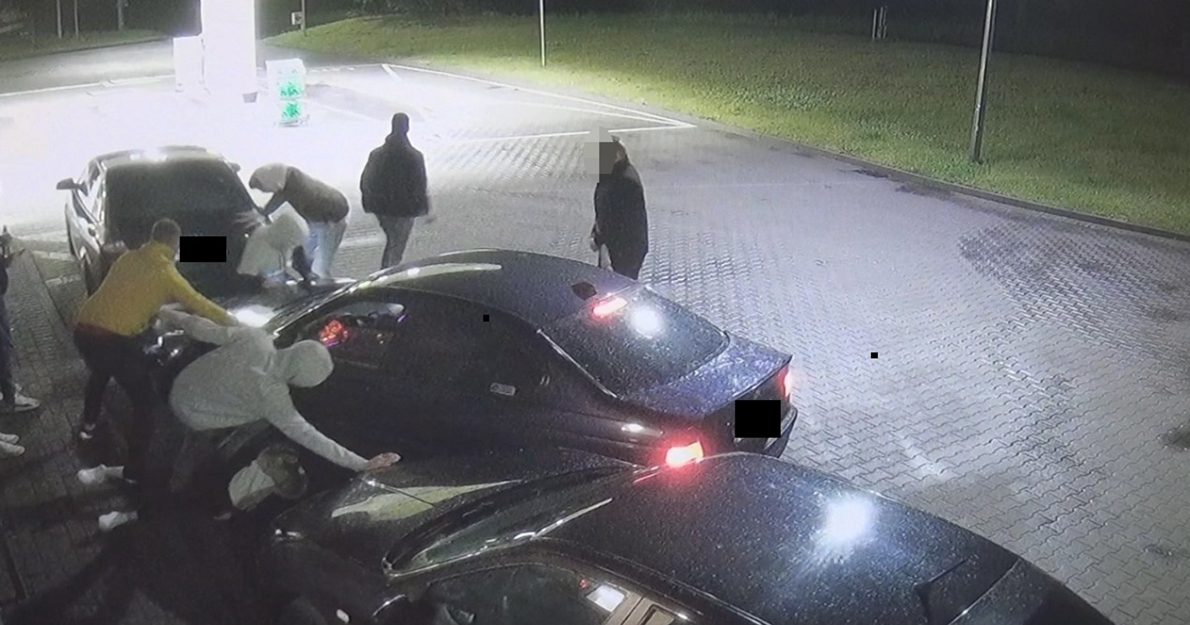 pijany kierowca w BMW potrącił dwie osoby