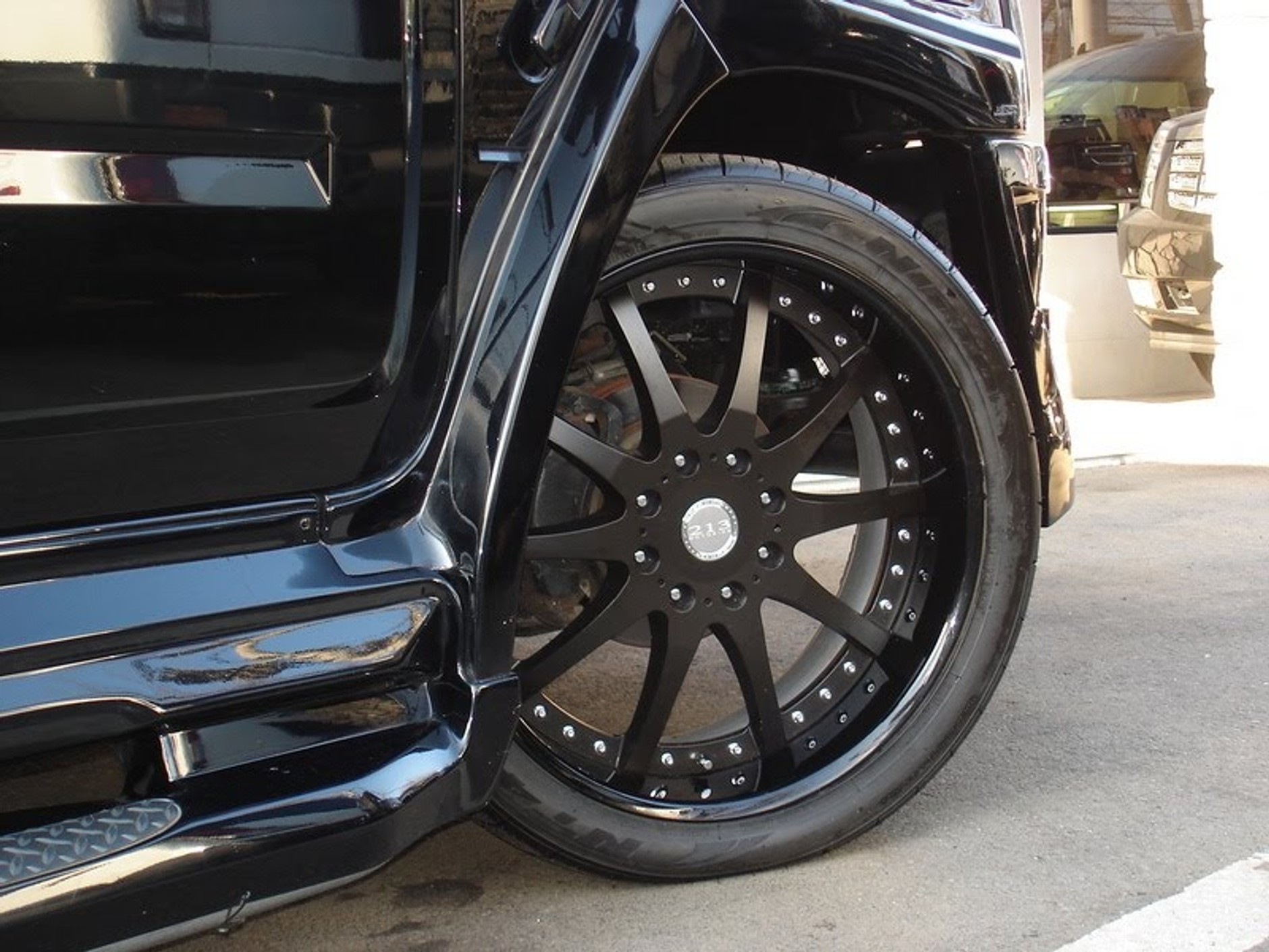 Ultimate Six Hummer H2 z Japonii dla bogatych