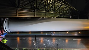 78-metrowy kolos przejechał kilkaset metrów i utknął. Mały błąd, duży problem i olbrzymie koszty
