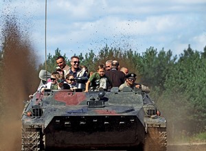 Gąsienice i podkowy: spotkanie miłośników militariów w Bornem Sulinowie