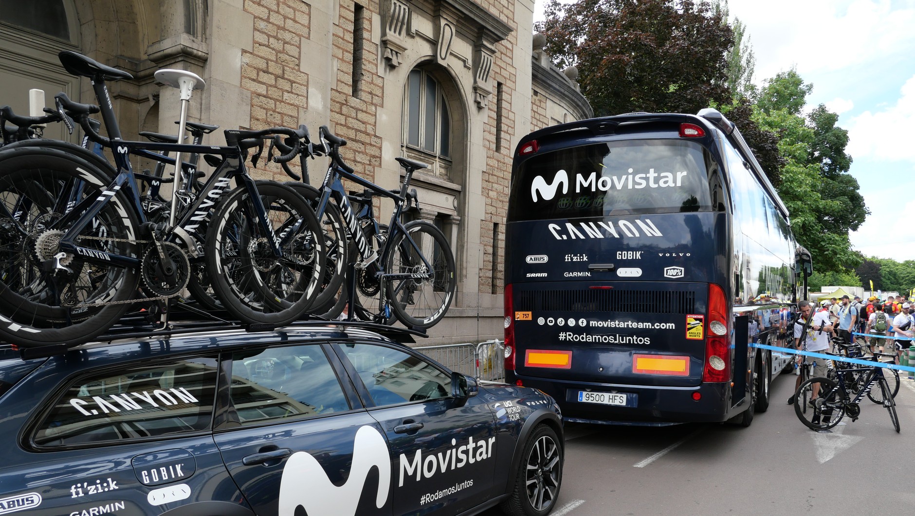 Autokar zespołu Movistar pełni rolę środka transportu, centrum konferencyjnego i... luksusowego kampera