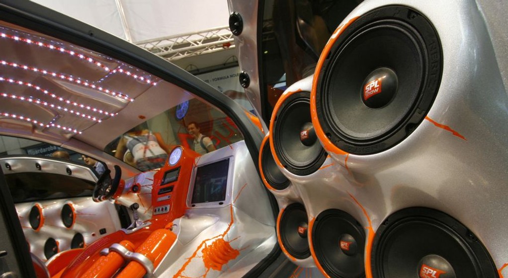 Obicia drzwi uformowane tak, by zmieścić po 6 subwooferów Hertz SV200. Każdy w w