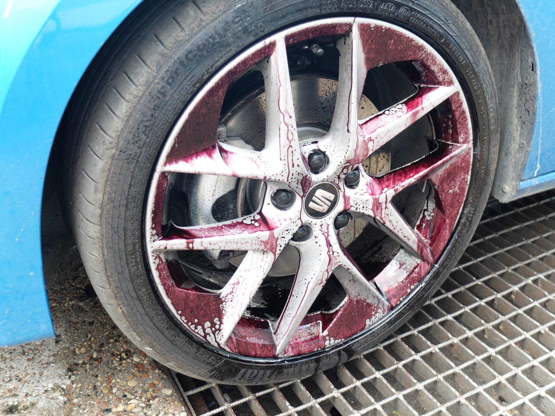 Mycie felg płynem w rodzaju "krwawa felga"