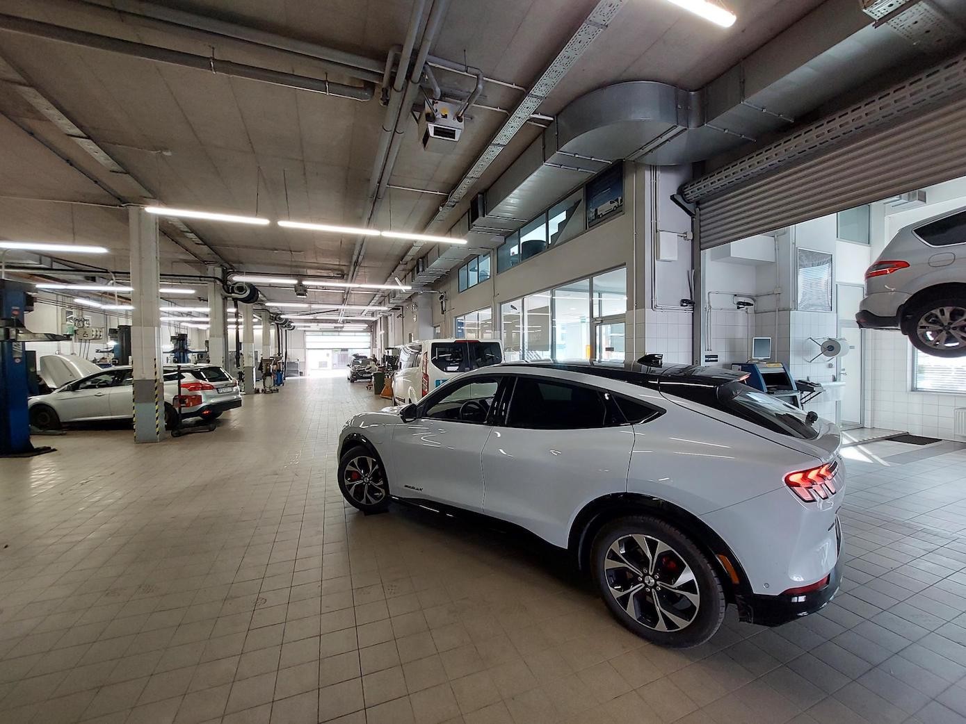 Choć interwał przeglądowy nie został przez nas osiągnięty, auto dwa razy pojawiło się w serwisie. Raz na akcję serwisową (zespolenie głównego stycznika HV). Drugi raz – na naprawę po kolizji i tam już zostało