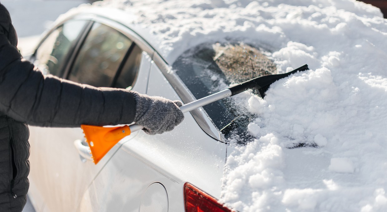 Czy można odśnieżać z włączonym silnikiem? Lepiej nie, to niezgodne z prawem i złe dla silnika