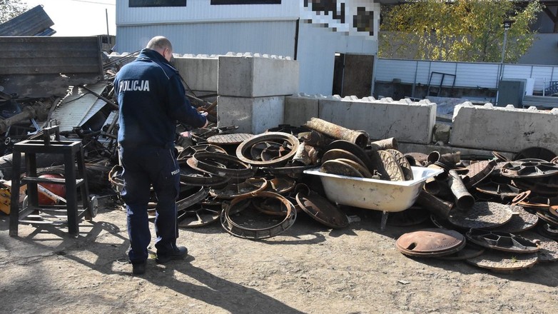 Kradł pokrywy studzienek i sprzedawał na złom