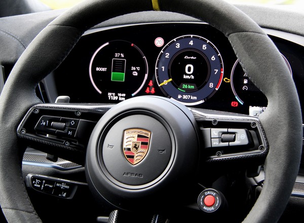 Za szybką jazdę może szybko stracić pracę. Dyrektor pędził Porsche 260 km na godz.
