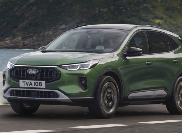 Ford Kuga po dużej modernizacji. Zmieniono cały przód i kawał deski rozdzielczej