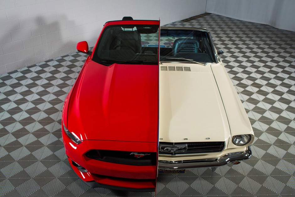 Ford Mustang: lewa część to szósta generacja (rok modelowy 2015), prawa to pierwsze wcielenie (rok modelowy 1965)